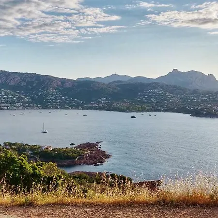 A 3 Minutes A Pied * Saint-Raphael (Var)